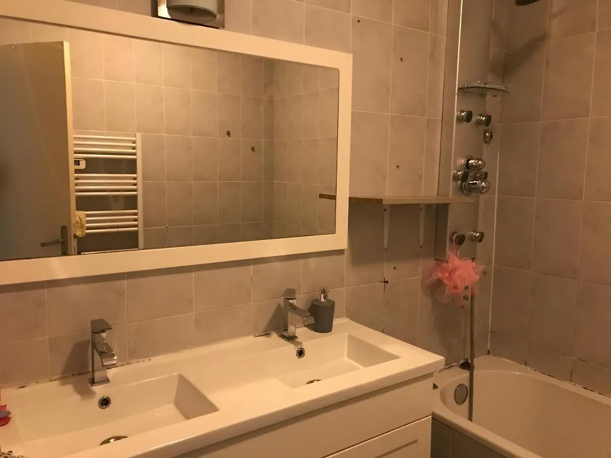 Chambre Double En Face De La Gare Roanne 0*,