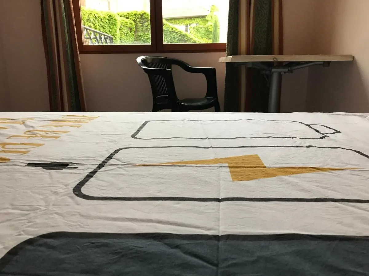 Chambre Double En Face De La Gare Roanne 0*,  France